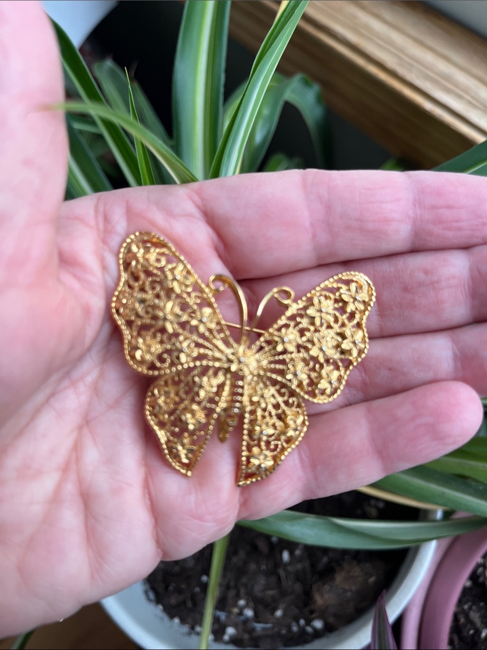 Vtg Gold Tone Metal Filigree BUTTERFLY Brooch Pin W/Flower Accents Statement